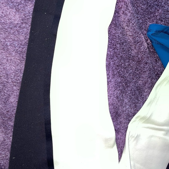 Lulu leggings can’t find size tag - Picture 2 of 4